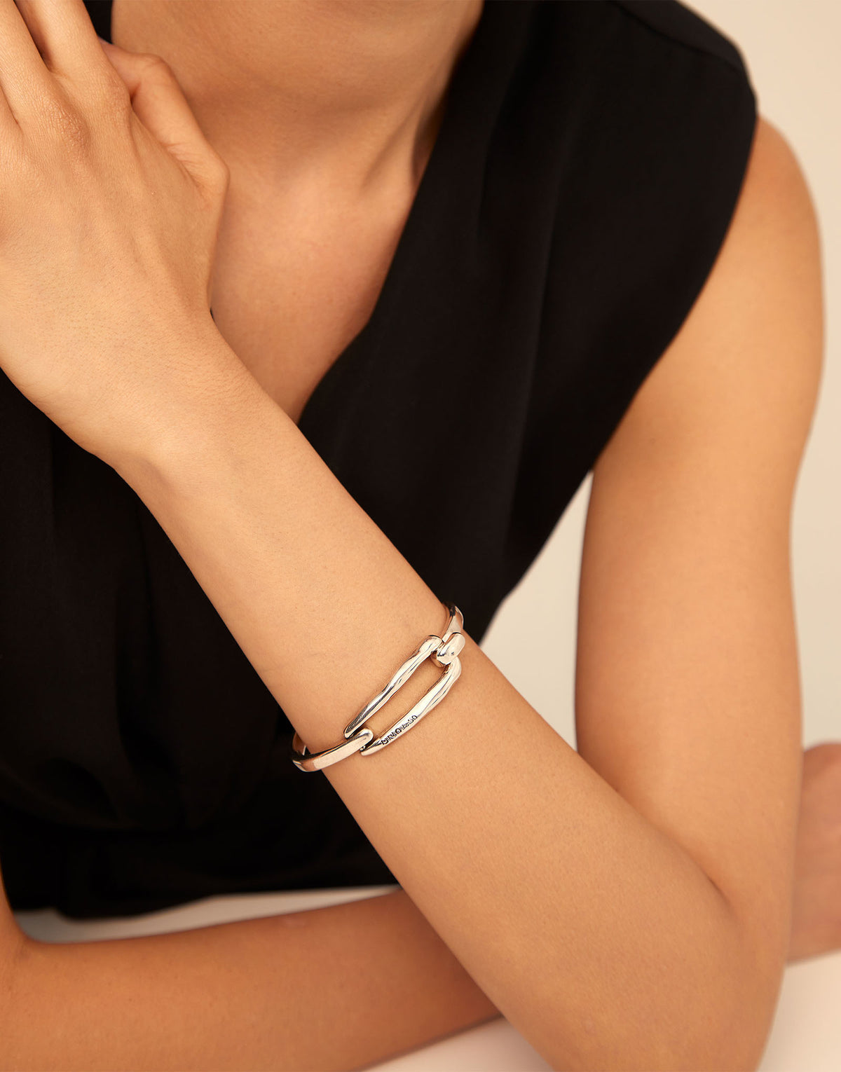 Amarrado - Bangle bracelet with buckle - Silver