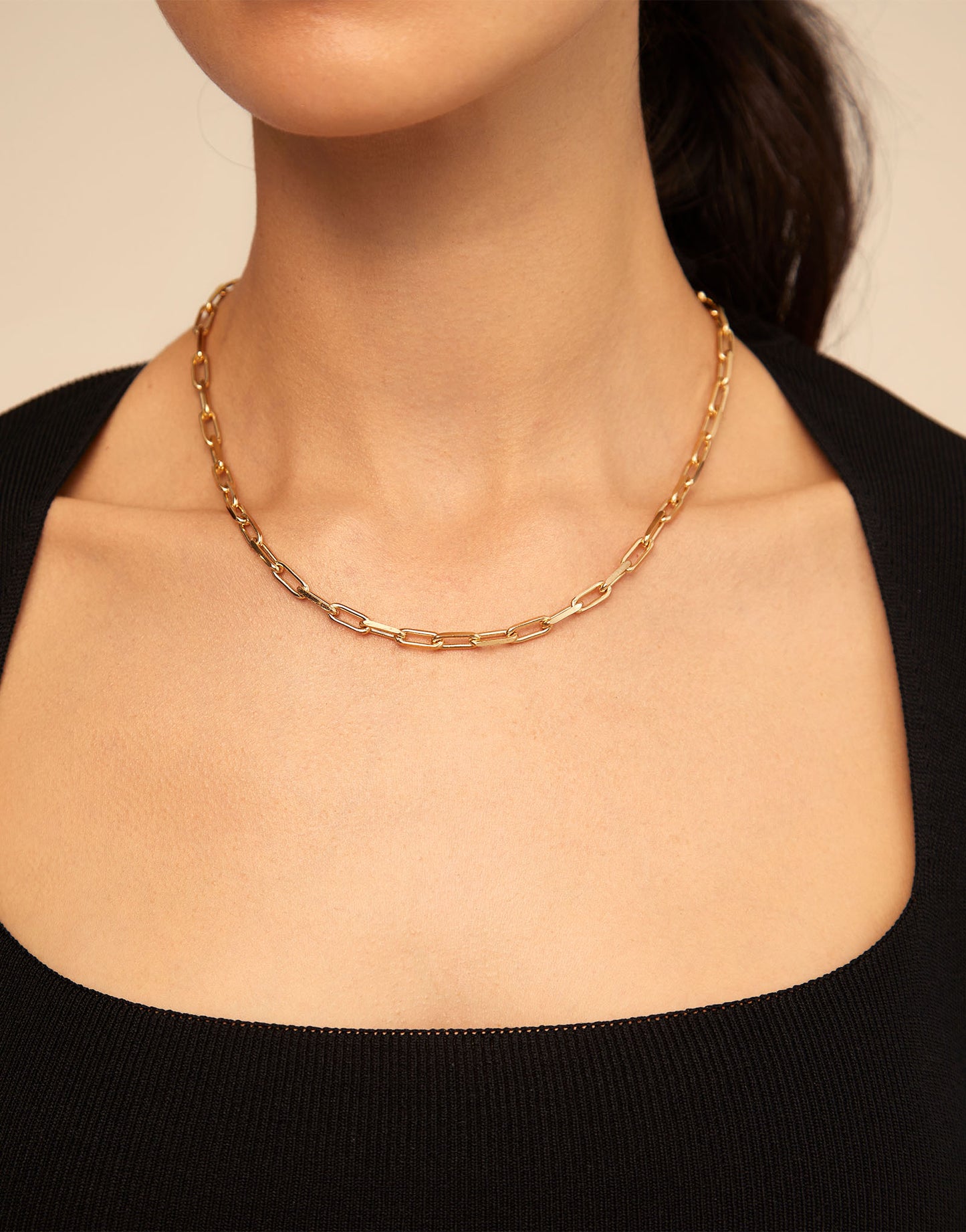 Cadena 9 - Short link chain charm necklace - Gold