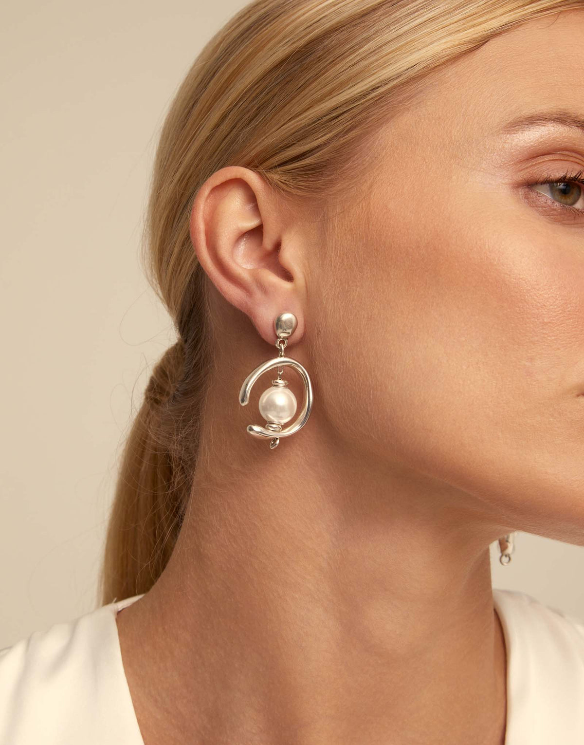 Inorbit - Drop earrings with pearl - Silver