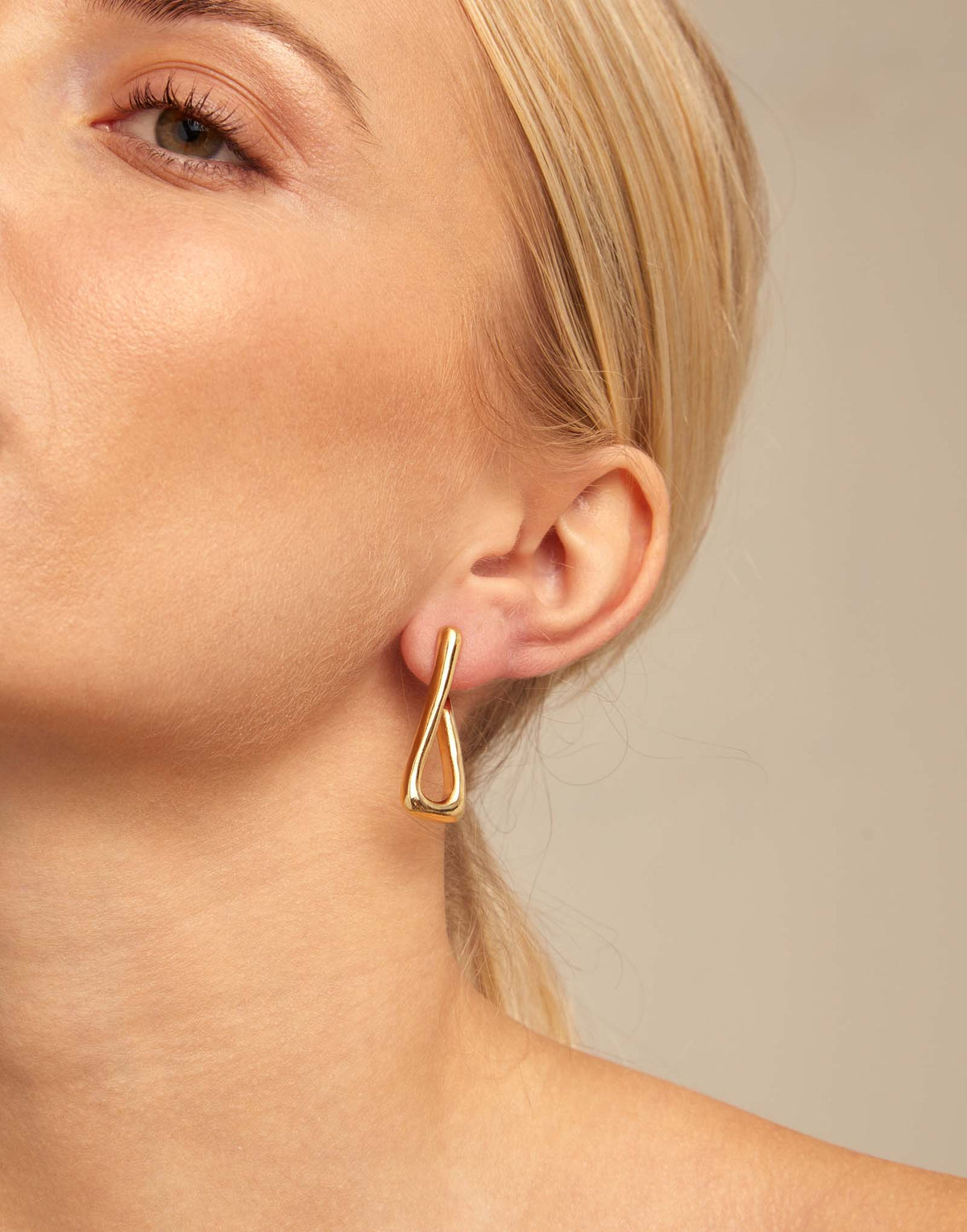 For U - Link shaped hoop earrings - Gold