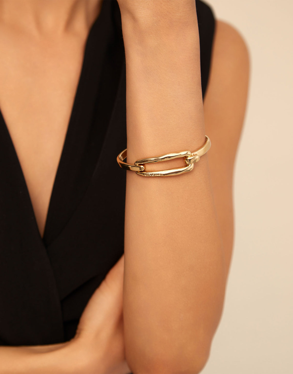 Amarrado - Bangle bracelet with buckle - Gold