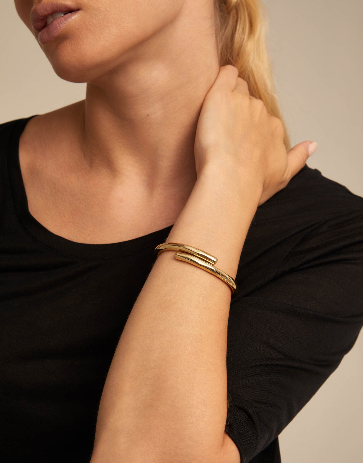 Meeting Point - Tubular shaped bangle bracelet - Gold