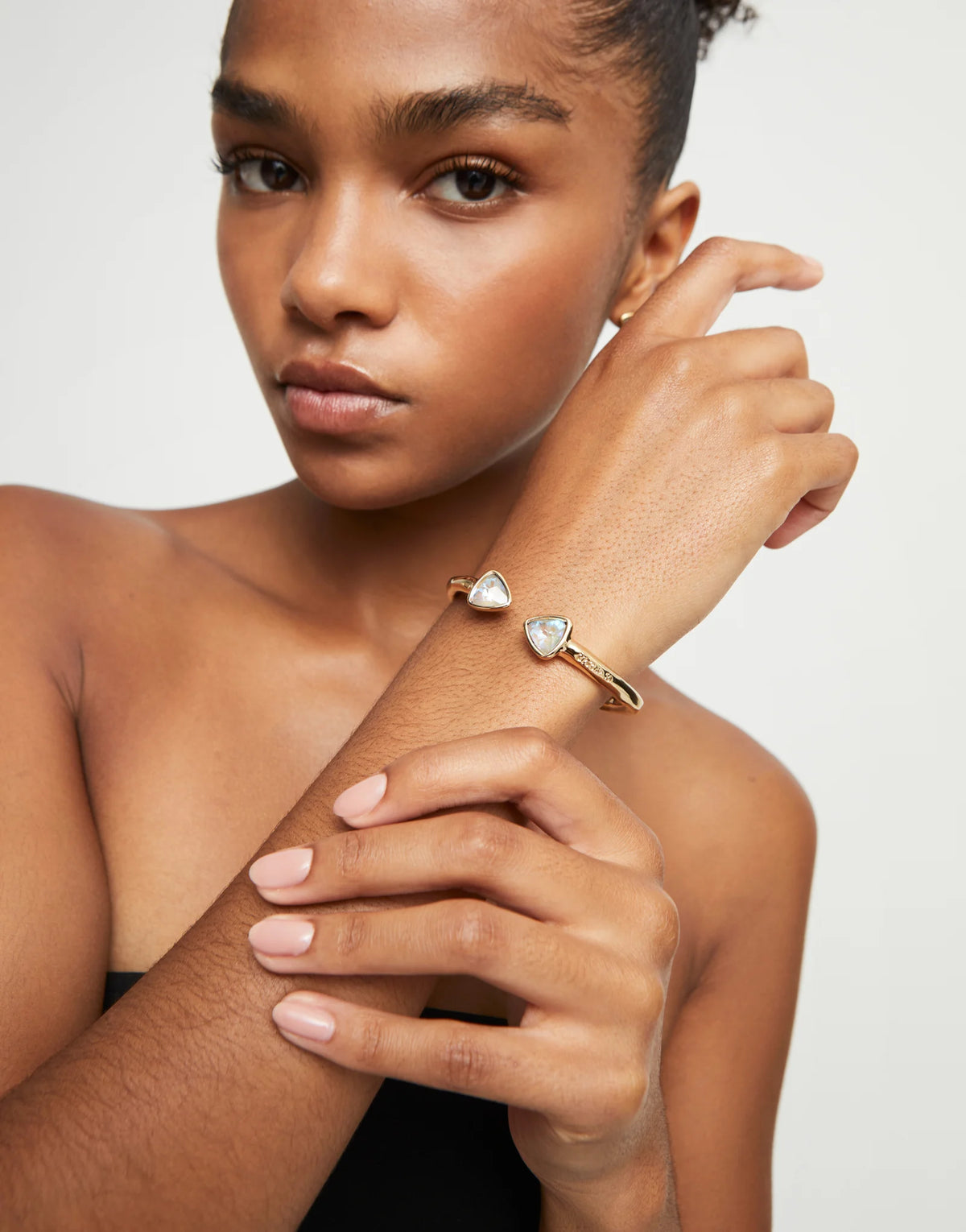 Ser Camaleónica - Cuff bracelet with two multicolored crystals - Gold