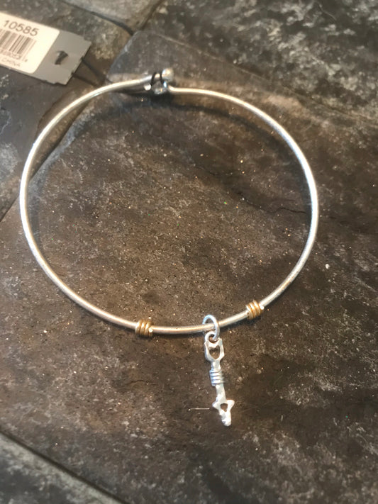 Two tone wire bracelet with dangle arrow